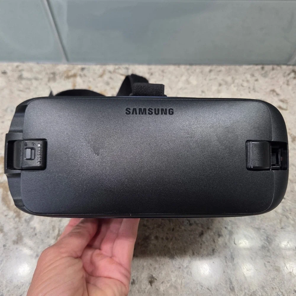 Samsung Gear VR Powered by Oculus‎ Virtual Reality Headset for Smartphones